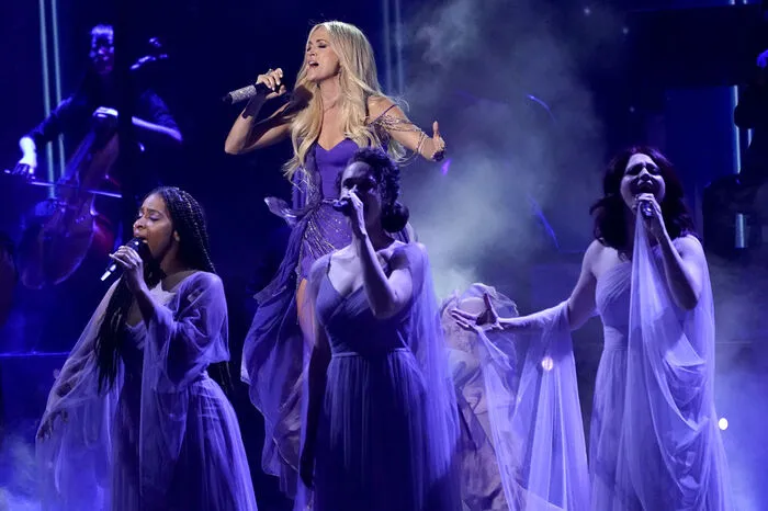 Abgesehen von Selenskyjs Rede und dem Auftritt der ukrainischen Musikerinnen versuchten die Veranstalter der Grammys, die Gala weitgehend fröhlich und sorglos zu gestalten. "Seht es gar nicht als Preisverleihung. Seht es als Konzert, wo es auch Preise gibt", sagte Moderator Trevor Noah zum Auftakt - bevor er auf den Ohrfeigen-Eklat um Schauspieler Will Smith bei der Oscar-Gala vor einer Woche anspielte: "Wir werden Musik hören, wir werden tanzen, wir werden singen, wir werden die Namen von Menschen aus unseren Mündern lassen und wir werden Auszeichnungen vergeben."