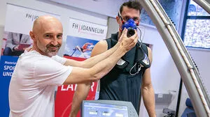 Dietmar Wallner von der FH Joanneum führt mit seinem Team Tests durch