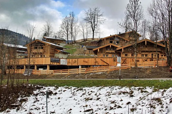 7500 Quadratmeter Fichtenholz wurden alleine für die Schalung der Wände der acht Häuser verarbeitet. Heute sind die Luxus-Chalets samt Saunadampf- und Infrarotkabine, Hot Tub auf der Terrasse, Küchenbereich und offenem Kamin bereit für die Gäste.