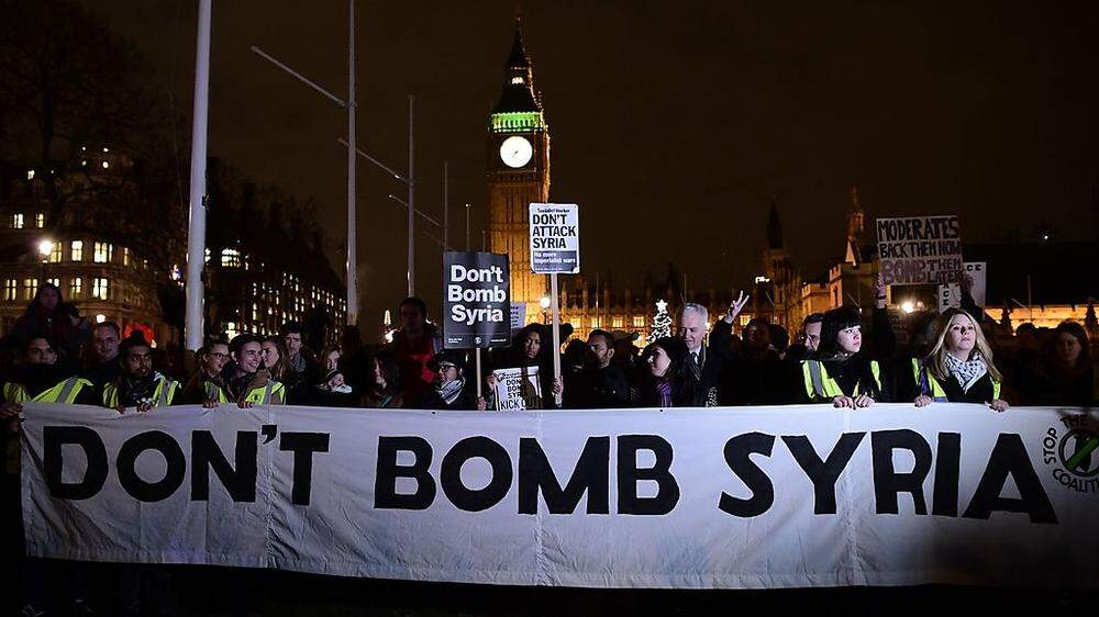 4000 gingen in London auf die Straße - gegen Luftangriffe in Syrien