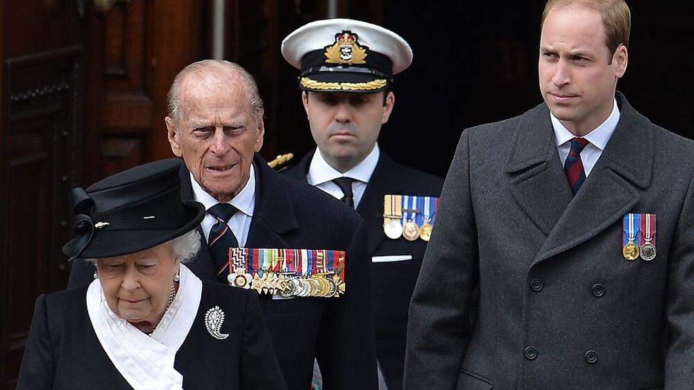 Prinz William mit seinen Großeltern Elizabeth II. und Prinz Philip 