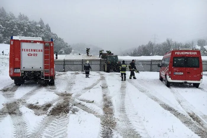 Ebenfalls in Preding musste die Feuerwehr ein Zelt vom Schnee räumen.
