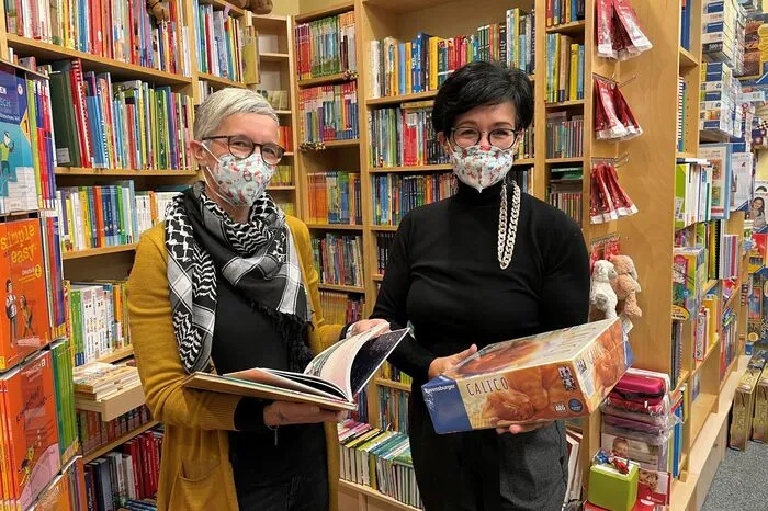 Alle Hände voll zu tun: Michaela Rauter und Chefin Claudia Heschl in der Papierecke Heschl in Birkfeld.