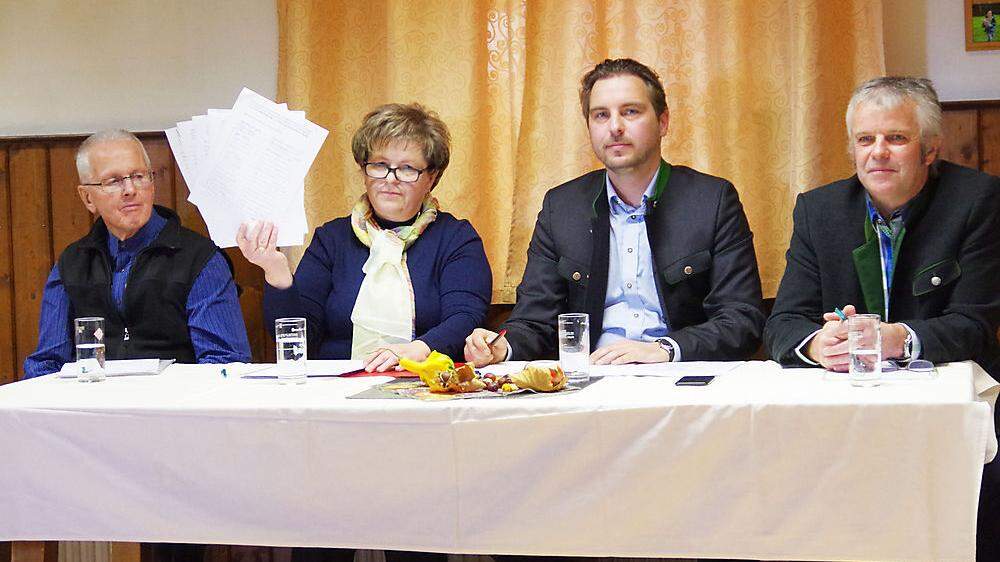 Die Anrainer Manfred Mansky und Brigitte Strukely mit Markus Lindner und Andreas Handlos von der ÖVP (von links)
