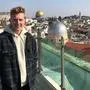 Gabriel Urbaner auf dem Dach des Österreichischen Pilger-Hospizes mit Blick auf die Altstadt von Jerusalem