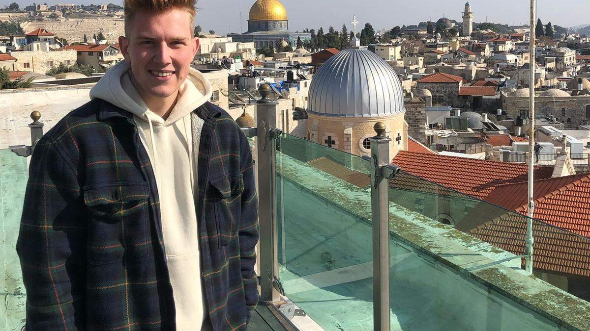 Gabriel Urbaner auf dem Dach des Österreichischen Pilger-Hospizes mit Blick auf die Altstadt von Jerusalem