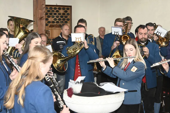 Die Trachtenkapelle Seeboden musiziert beim Eingangsbreich.