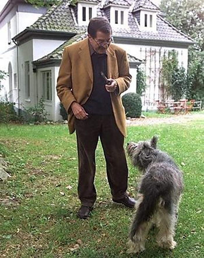 Günter Grass mit Hündin Kara 1999 