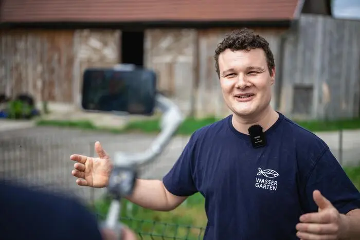 Simon Kaiblinger vor seiner Aquaponik-Anlage in Pönning in Niderösterreich. 