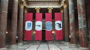 Fahnen, die an die Greuel der Nazis gemahnen