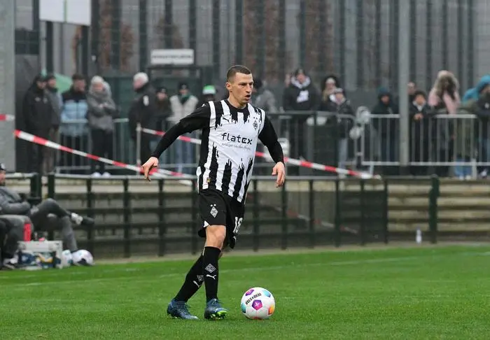 06.01.2024 Moenchengladbach Fussball, Herren, 1. Fussball-Bundesliga, Saison 2023/2024, Testspiel, Borussia Moenchengladbach vs. Go Ahead Eagles Deventer Erster Einsatz nach ueberstandener Kreberkrankung Stefan Lainer Gladbach DFL regulations prohibit any use of photographs as image sequences and/or quasi-video. Borussia-Park NRW Deutschland *** 06 01 2024 Moenchengladbach Fußball, Herren, 1 Fussball Bundesliga, Saison 2023 2024, Testspiel, Borussia Moenchengladbach vs Go Ahead Eagles Deventer Erst Einsatz nach ueberstandener Kreberkrankung Stefan Lainer Gladbach DFL regulations prohibit any use of photographs as image sequences and or quasi video Borussia Park NRW Deutschland