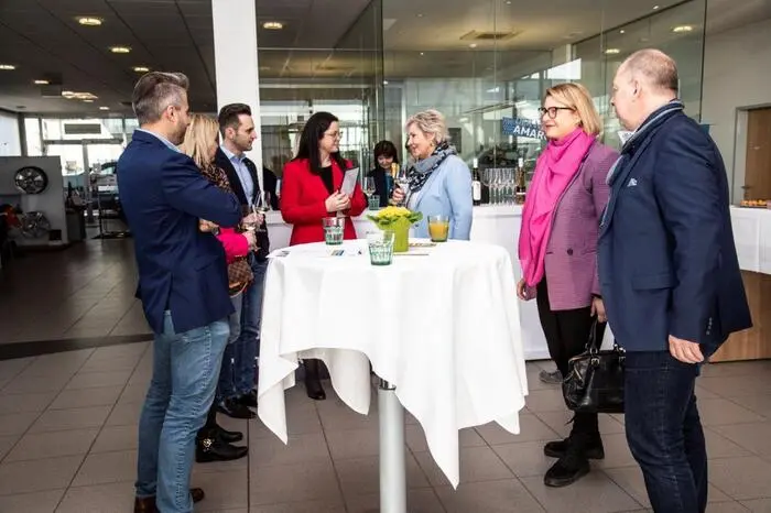 Mitglieder des Wirtschaftsbundes trafen sich zu einem Heringsschmaus in das Autohaus Mager in Fürstenfeld