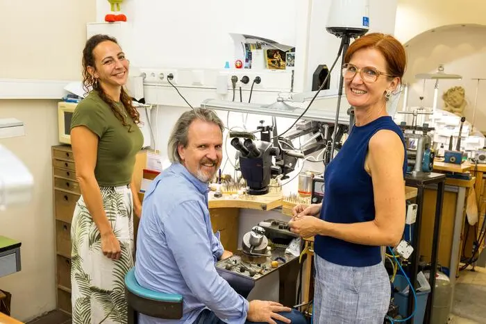 In der Werkstatt: Schaller mit Schwester Monika Schaller und Eva Türk 