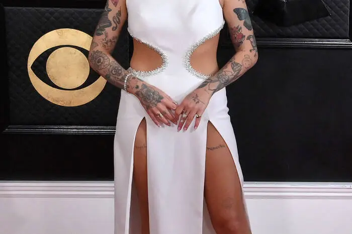 Azzi &amp; Osta statteten Musikerin Julia Michaels mit einer weißen Cutout-Robe für die Grammys aus.