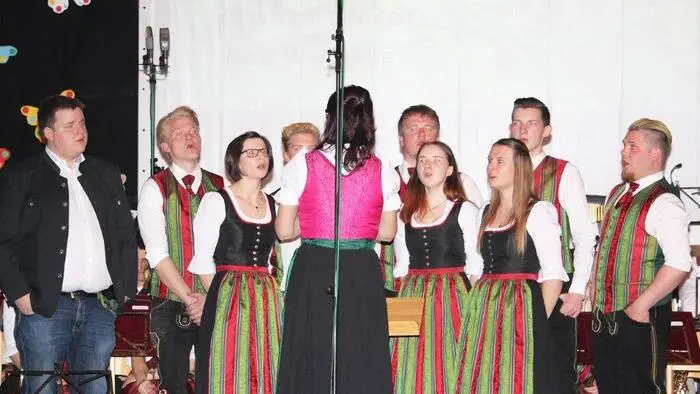 Im Turnsaal der NMS Metnitz ging es musikalisch zu. Unterstützt wurde die Schützenkapelle vom eigens zusammengestellten Schützenchor. Dieser besteht aus neun Musikern sowie einem ehemaligen Musiker. Geleitet wurde der Chor von Barbara Wurzer-Jeglitsch.