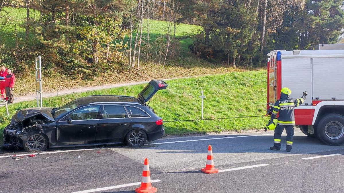 Drei Personen wurden bei dem Auffahrunfall verletzt