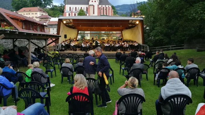 Der Musikverein Stadtkapelle Murau unter der der Leitung von Gernot Mang und Obfrau Clara Gugg bestritt am 22. Juli das erste Parkkonzert nach dem Corona-Lockdown.