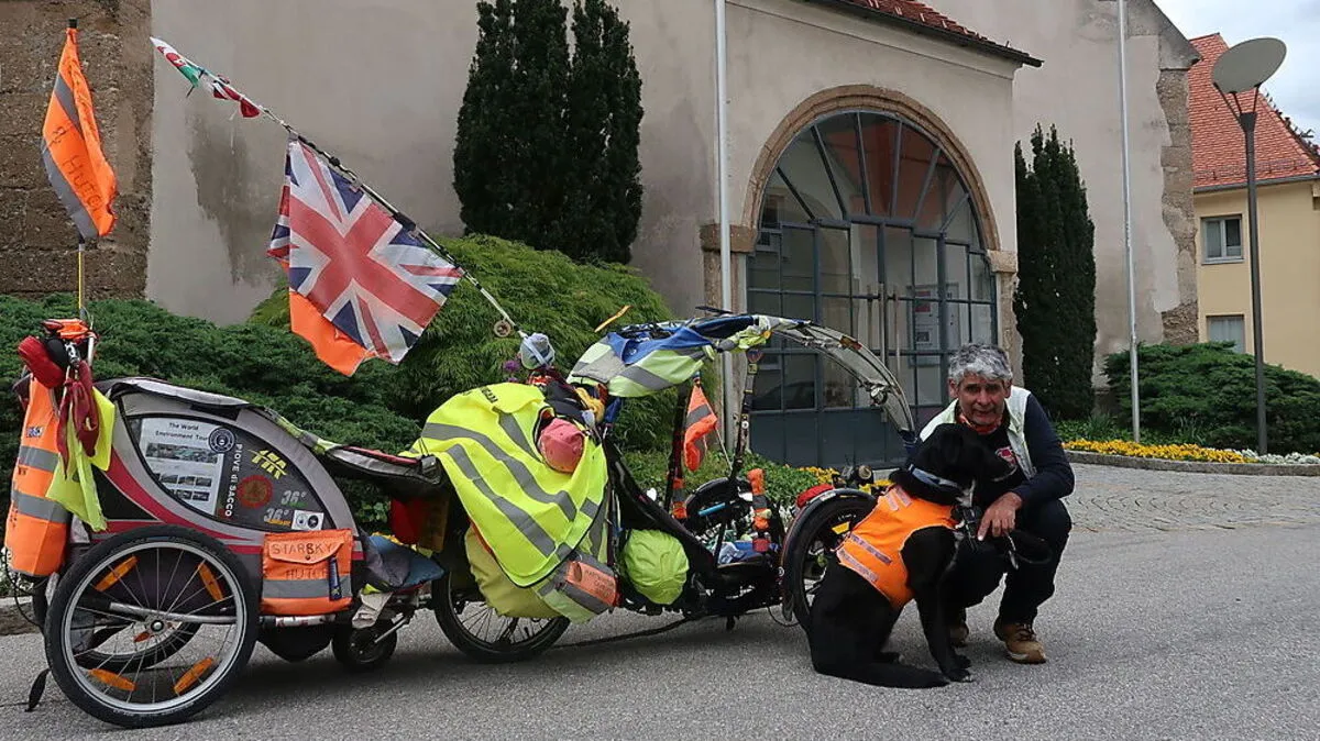 Martin Hutchinson mit seinem Hund Starsky beim Besuch in Bruck