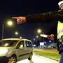 ABD0123_20141204 - WIEN - ÖSTERREICH: Im Rahmen einer Schwerpunktaktion der Polizei gegen Dämmerungseinbrüche, Alkoholsünder und Drogen führt die Polizei am Donnerstag, 04. Dezember 2014, eine sog. "Trichterkontrolle" auf der B 14 zwischen Wien und Klosterneuburg durch. - FOTO: APA/HANS KLAUS TECHT