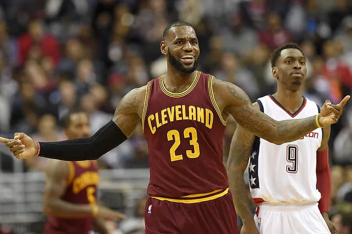 Auf Platz drei liegt NBA-Star LeBron James mit einem Verdienst von 77,2 Millionen Dollar im Jahr 2016. Klicken Sie sich durch die Galerie.