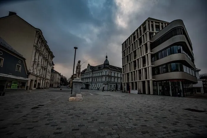 Und auch der Hans-Gasser-Platz präsentiert sich menschenleer