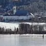 Eine winterliche Landschaft, eine Eisfläche und eine Kirche im Hintergrund. | Ab Samstag sollte man wieder am Längsee eislaufen können