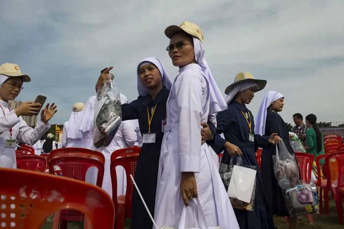 Im internationalen Fokus steht derzeit vor allem die Verfolgung der muslimischen Rohingya-Minderheit im Bundesstaat Rakhine. Der Papst ging darauf in einer Fürbitte ein. Er bete dafür, dass die Führung Myanmars Frieden und Versöhnung durch "Dialog und Verständnis" förderten, "um den Konflikten in (den Regionen) Kachin, Rakhine und Shan ein Ende zu setzen".