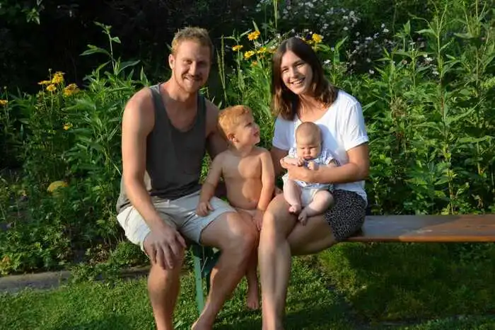 Familienzeit für Markus Rusek mit Freundin Pia, Sohn Elias und der kleinen Lara daheim in Wien.