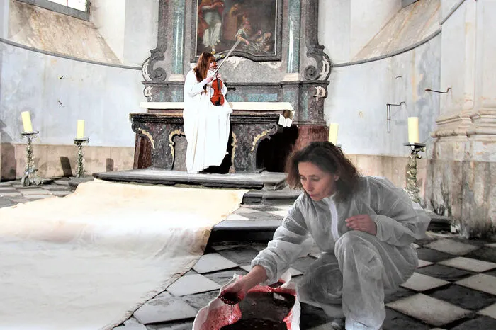 Ein menschlicher Abdruck wird in der Schlosskirche Hainfeld mit Blut gefüllt.
