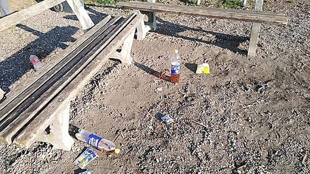 Auf dem Sportplatz in St. Georgen wird nicht nur Müll liegen gelassen, auch Gegenstände wurden beschädigt