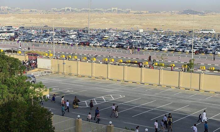 Der Parkplatz zur "Religious City" außerhhalb Dohas