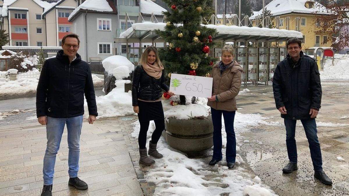 v.l.: Michael Maier, Birgit Marktl, Elisabeth Tropper-Kranz und Franz Aschbacher bei der Spendenübergabe.