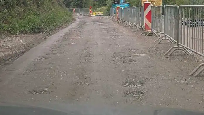 Auf diesem Straßenabschnitt sind einige Schlaglöcher 