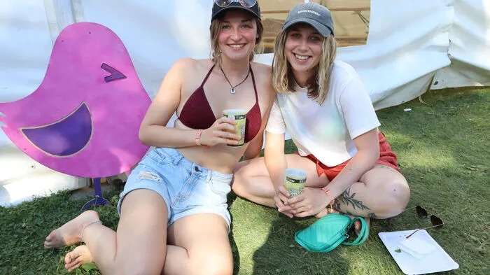 "Wir wollen auf alle Fälle wiederkommen", sagen Anja Wolte und Julia Strutz (von links), die heuer zum ersten Mal das "Acoustic Lakeside"-Festival besuchen.