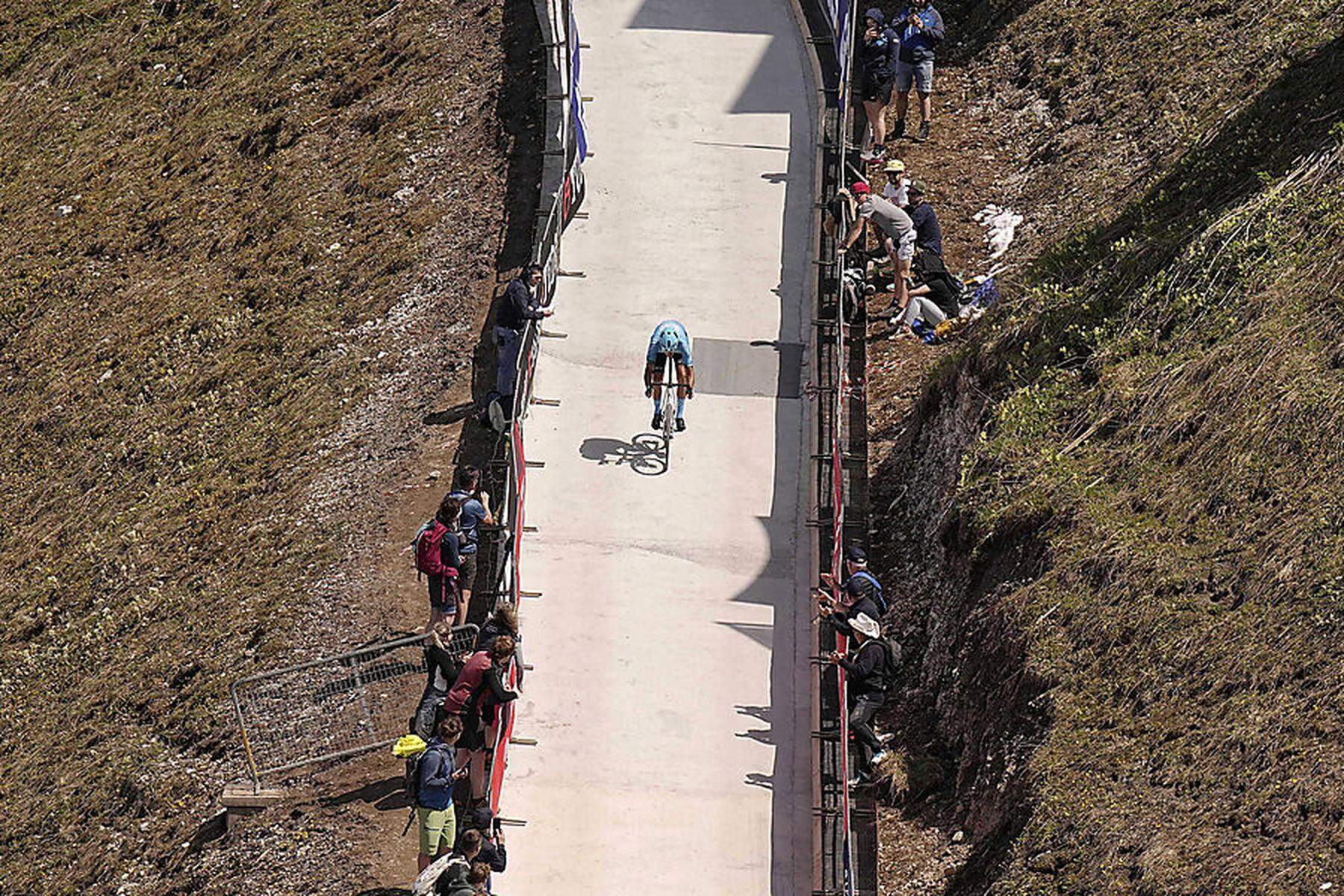 Giro d‘Italia: Radprofis ignorieren extra gebaute Betonstraße auf den Luschari