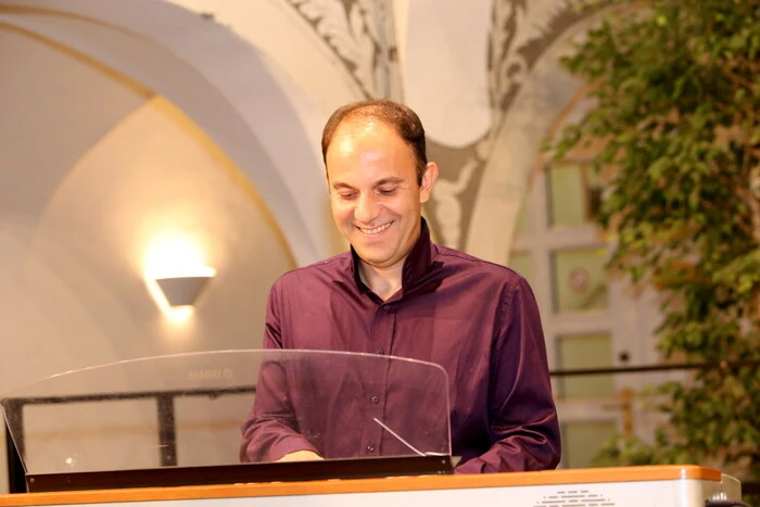 Für den musikalischen Aufputz sorgten Karen Asatrian (Foto) am Klavier.....  