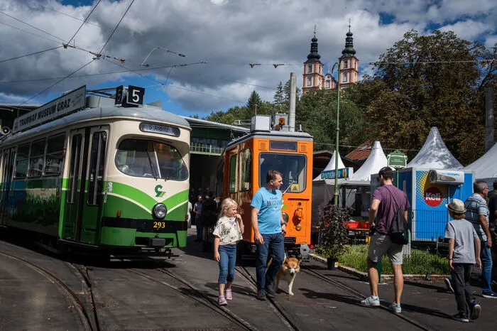 Der Anlass für die Gründung des Museums war ein aus heutiger Sicht trauriger: die endgültige Einstellung der Linie 2, die einst vom Bahnhof über die Keplerstraße und den Glacis geführt wurde.