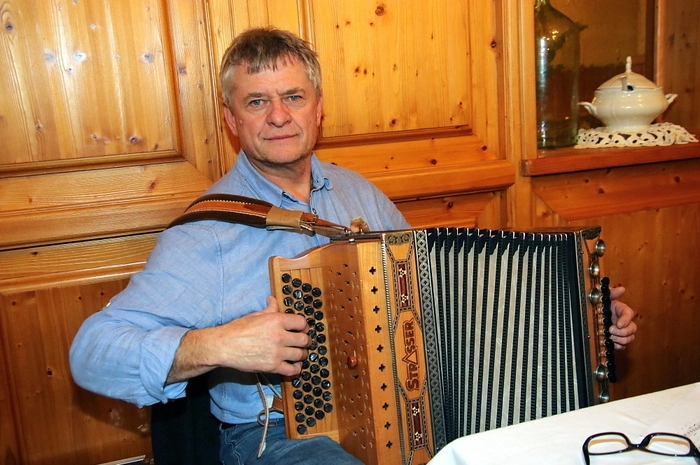 Mit dabei auch einige Tänzerinnen und Tänzer des Volkstanzkreises St. Johann ob Hohenburg mit Obfrau Angela Jocham. „An diesen Tanzabenden können alle teilnehmen, die am Volkstanzen Interesse haben“, so Organisator Harald Sauseng. „Es ist ein zwangloses, lustiges Zusammenkommen und Tanzen.“