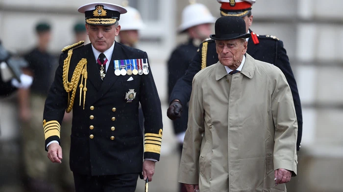 Der 96 Jahre alte britische Prinzgemahl nahm im beige-farbenen Trenchcoat und mit Melone bekleidet ...