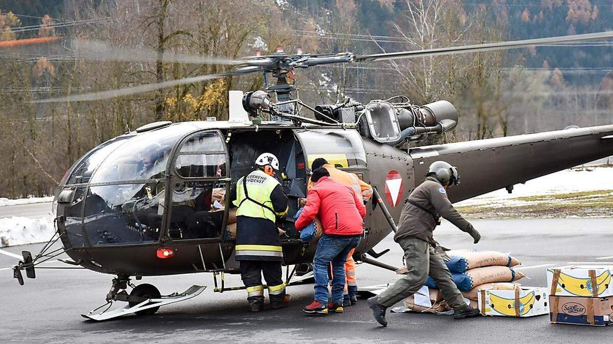 Abgeschnittene Haushalte wurden  mittels Hubschrauberflügen mit Lebensmitteln versorgt