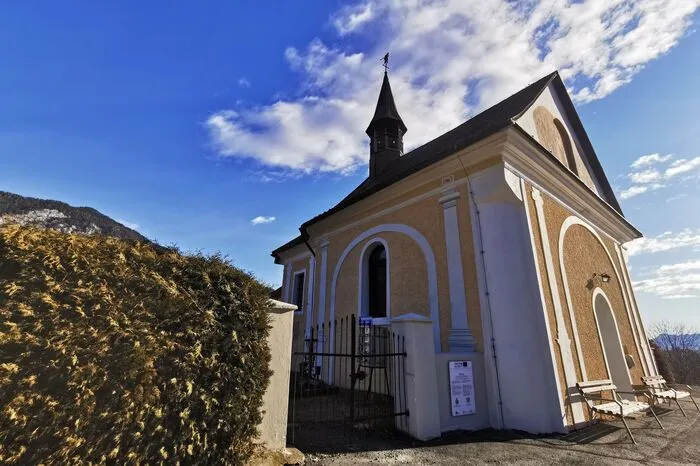 Die ursprünglichen Bogenöffnungen auf den drei Seiten der Kirche wurden Mitte des 19. Jahrhunderts zugemauert.Frei