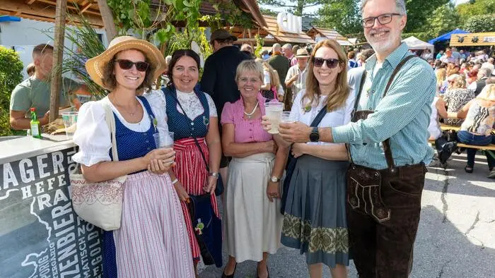 Das bewährte Programm am Fest hat mit dem Erntedankgottesdienst begonnen, gefolgt von einem Frühschoppen mit der Vellachtaler Trachtenkapelle und danach Livemusik am Platz