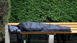 ++ THEMENBILD ++ Ein Obdachlose auf einer Parkbank in Wien, fotografiert am 11. April 2023. Viele Menschen kommen durch Wohn- und Energiekosten finanziell unter Druck.