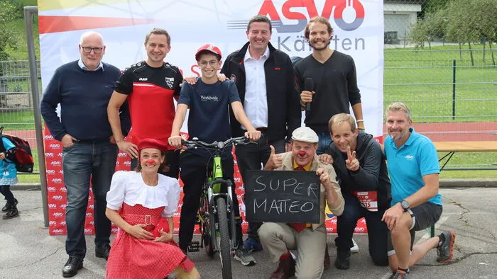 Matteo Dohr aus Eitweg ist der glückliche Gewinner des Hauptpreises der Verlosung des Familiensporttages. Ein Mountainbike zur Verfügung gestellt von Spiel &amp; Rad Kienzl und der Marktgemeinde St. Paul darf er nun sein Eigen nennen.