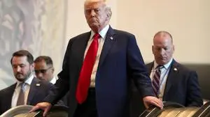 September 23, 2025, New York, Ny, USA: NEW YORK, NEW YORK SEPTEMBER 23: U.S. President Donald Trump is seen taking careful steps while exiting the United Nations Headquarters in New York City on September 23, 2025. The moment came just hours after a brief escalator delay during his arrival earlier in the day with First Lady Melania Trump. Trumps movements leaving the building drew attention from photographers as media closely followed his UN visit. New York USA - ZUMAra1_ 20250923_aap_ra1_014 Copyright: xGiadaxPapinixRampelotto/Europanex