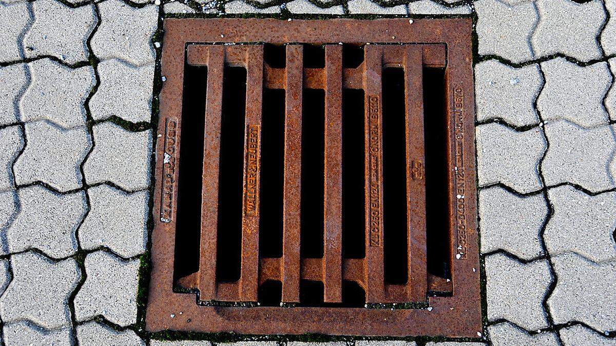 Der Gestank nach saurer Milch kommt aus den Gullys der Stadt