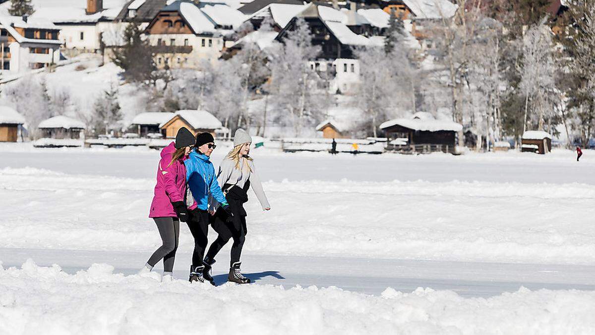 Das Wetter erlaubt Eislaufen am Weissensee bei strahlendem Sonnenschein