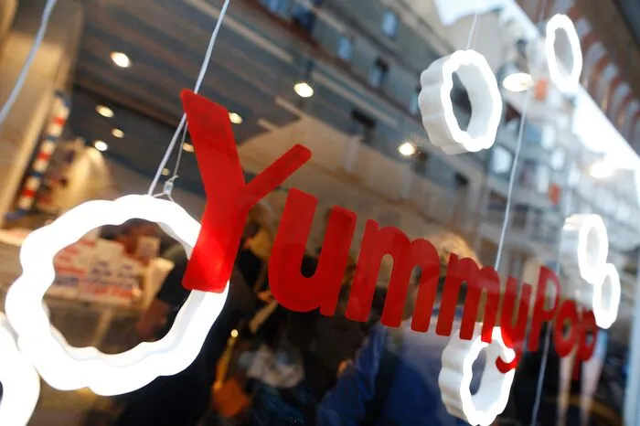 Im "Yummy Pop"-Geschäft im In-Viertel Marais servierte die Schauspielerin den Kunden Gourmet-Popcorn in exotischen Geschmacksrichtungen.  
