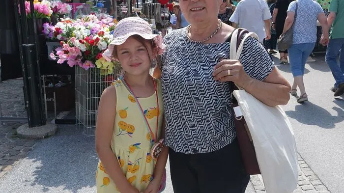 Aloisia E. (mit Enkelin Anna-Louisa) aus Mooskirchen:"Ich bin zum ersten Mal auf dem Magdalenakirtag. Ich bin heute mit meinen Enkelkindern unterwegs. Dass es weniger Gastroangebot gibt, stört uns eigentlich nicht, die Kinder essen sowieso lieber Eis oder Zuckerwatte. Mir gefällt der Kirtag bisher sehr gut, er passt wunderbar zum Ortsbild. Es ist auch einiges los. Ich komme nächstes Jahr wieder."