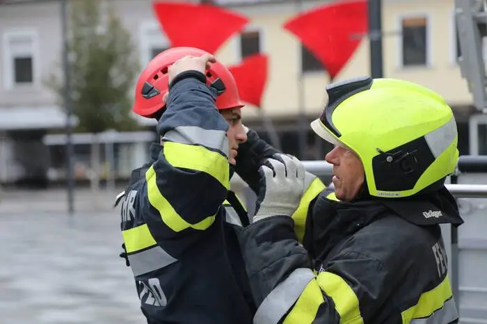 Anschließend wurde die Lichtkuppel noch mit Brettern und Planen gesichert. Der Einsatz konnte nach zwei Stunden beendet werden.